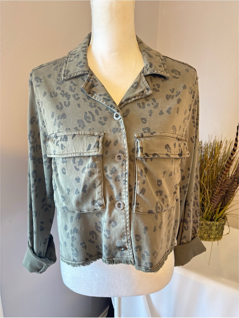 Bella Dahl Leopard Print Cropped Button Front Shirt Jacket XS Olive Green